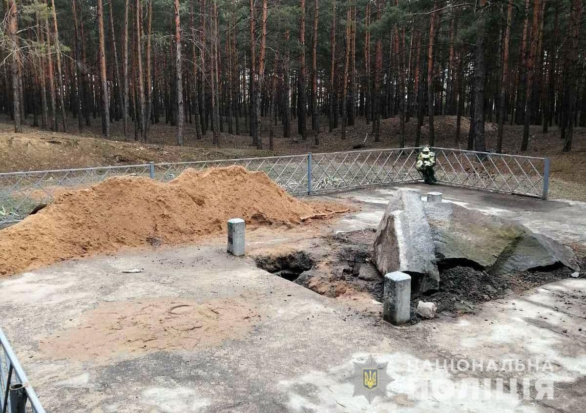 У Новосанжарській громаді невідомі пошкодили меморіальний знак болгарському хану