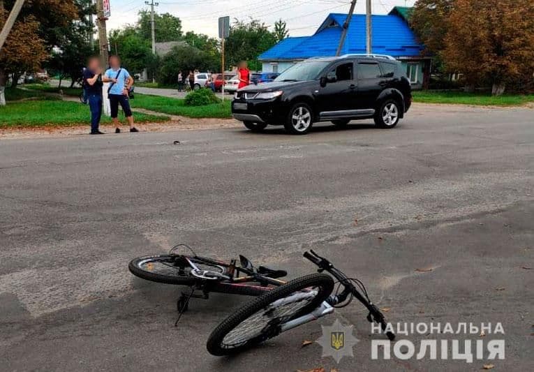 На Полтавщині автомобіль зіткнувся з велосипедом: двоє дітей в лікарні