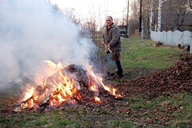 У громаді на Полтавщині заборонили спалювати траву, листя та сміття
