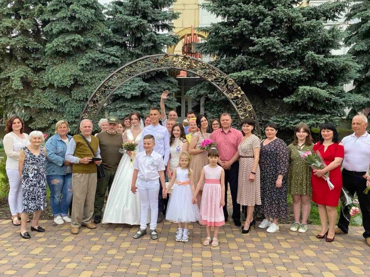 У Миргороді встановили нову ковану арку «Щастя миру»