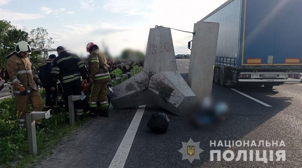 Через зіткнення з відбійником у Полтавському районі загинув мотоцикліст