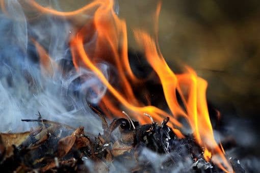 У Котельві чоловік упав у палаюче сміття