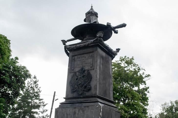 Поліція розшукує людей, які пошкодили пам'ятник росіянам у Полтаві