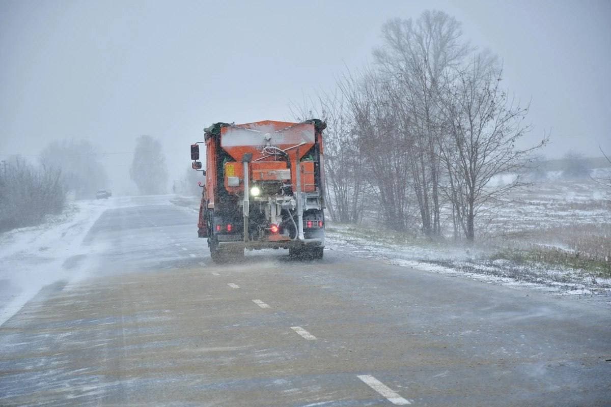 На дорогах Полтавщини працює снігоприбиральна техніка