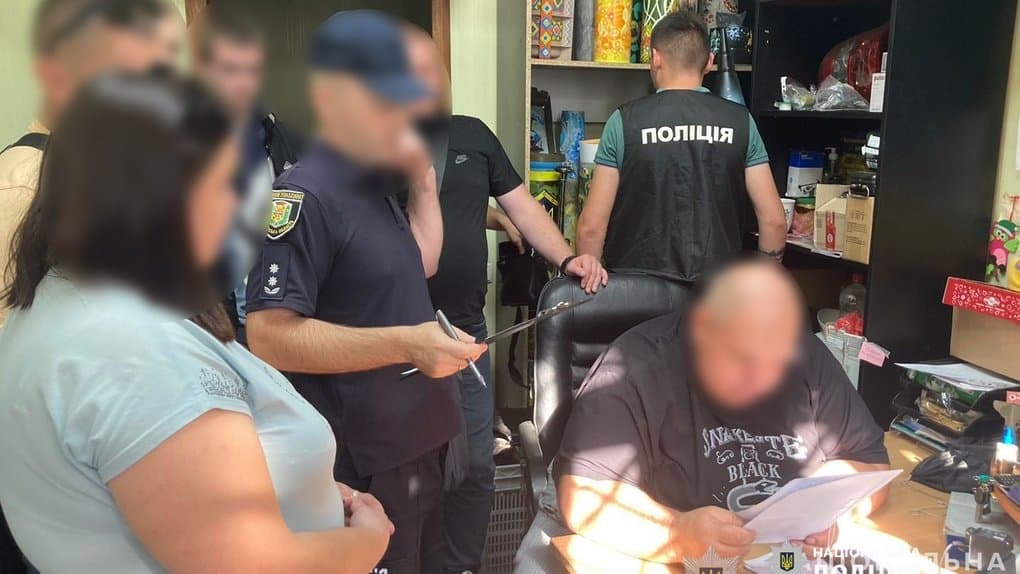 Керівника Полтавського благодійного фонду підозрюють у переправленні чоловіків за кордон