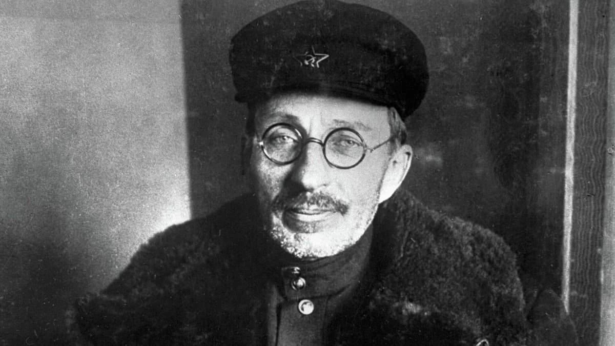 Від білогвардійця до енкаведиста: у Полтаві прибрали дошку Антону Макаренку (доповнено)