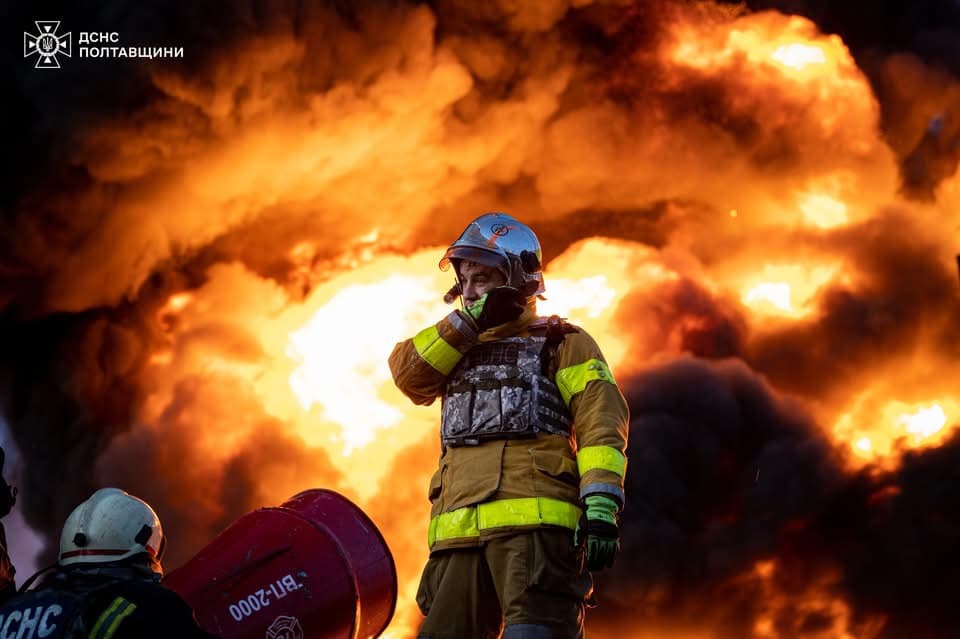 На Полтавщині рятувальники загасили масштабну пожежу після обстрілу