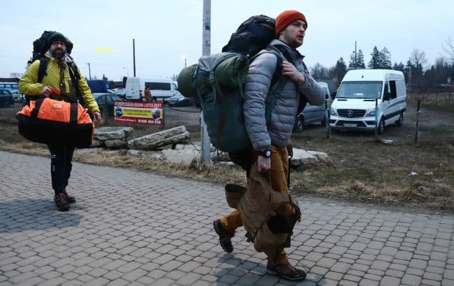 Видача паспортів для українських чоловіків за кордоном: що змінилося
