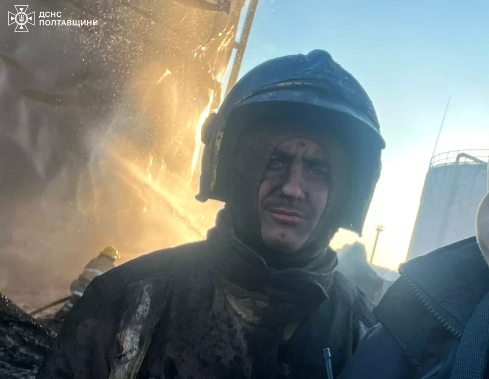 Поплавлена каска: як рятувальник з Полтавщини гасив пожежу після російського обстрілу