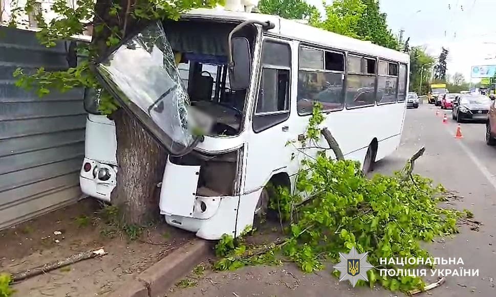 У Полтаві автобус врізався у дерево: восьмеро постраждалих, серед них дитина