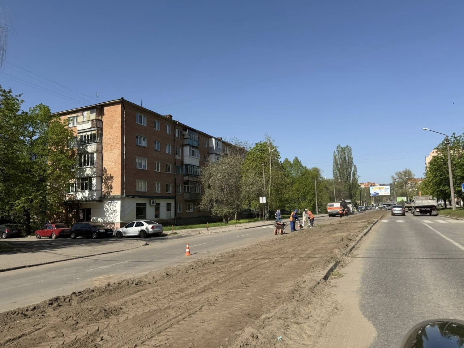 На вулиці Небесної Сотні висадять клумбу з багаторічними рослинами