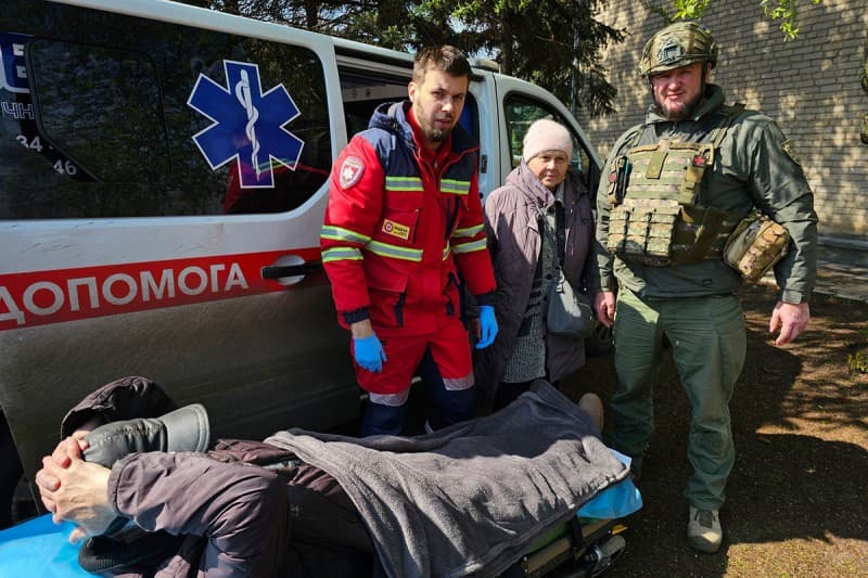 Вижили після двох ударів: подружжя пенсіонерів з Донеччини евакуювали на Полтавщину