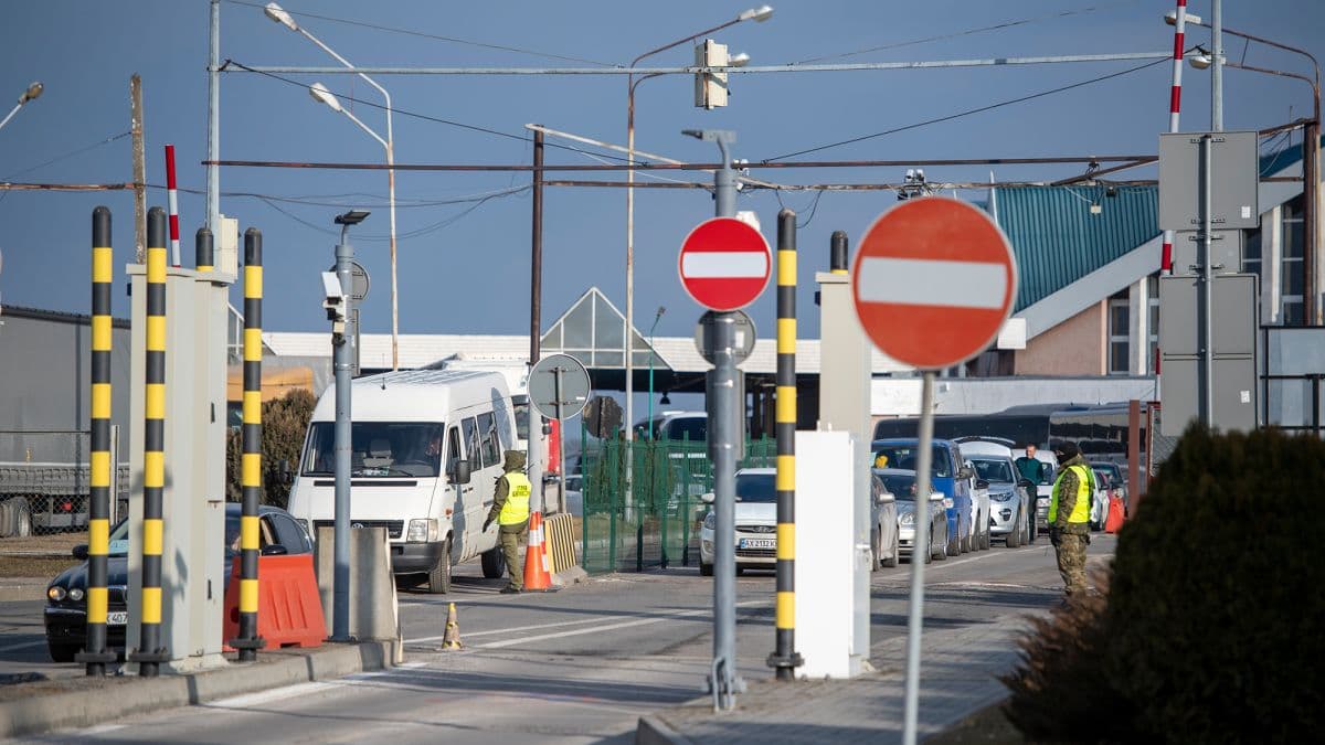Сім «водіїв» не повернулися: полтавку підозрюють у незаконному переправленні чоловіків через кордон