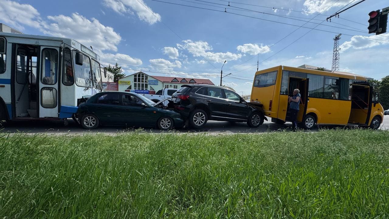 У Полтаві зіткнулися дві автівки, тролейбус та маршрутка: постраждали троє людей