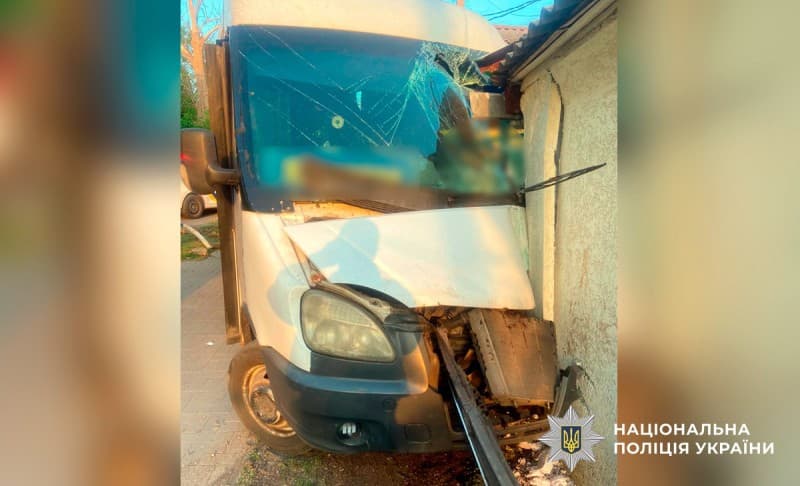 Маршрутка врізалася в будинок у Полтаві — водій не вижив