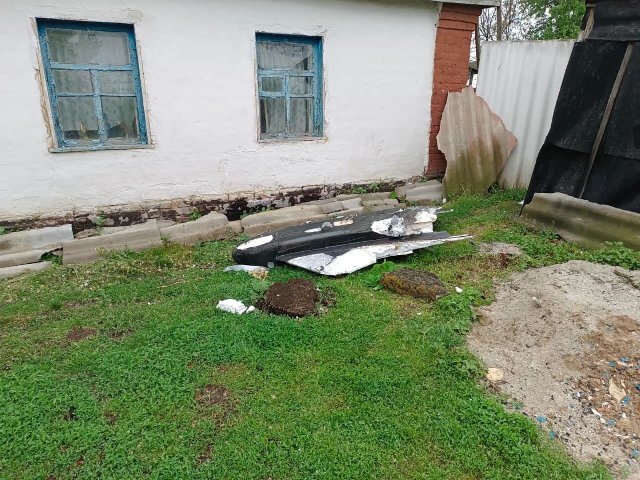 На Полтавщині уламки дрона пошкодили будинок і лінію електропередач