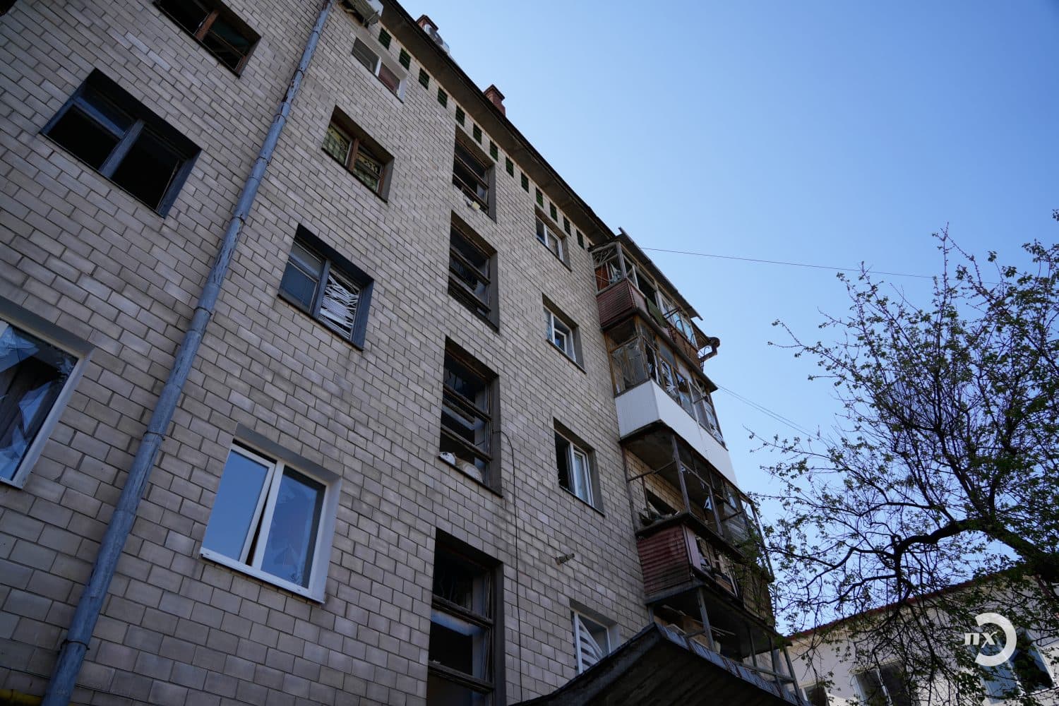 У Полтаві відновлюють пошкоджений обстрілом дах будинку на Чорновола