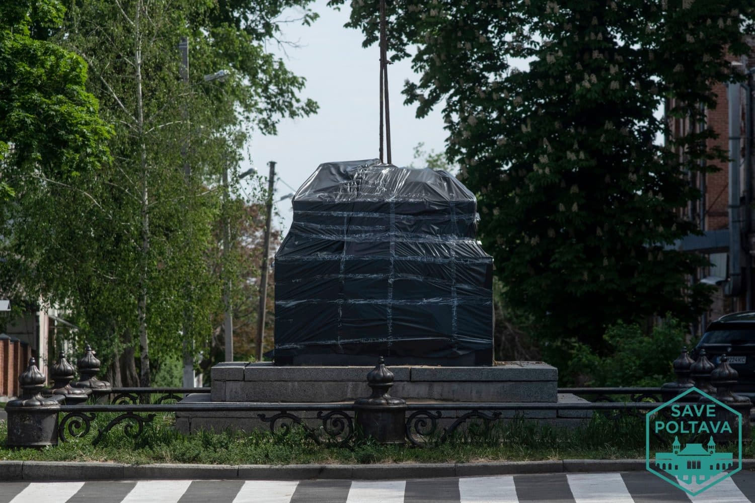 Фінальний демонтаж пам’ятника на місці відпочинку Пєтра І у Полтаві не відбувся