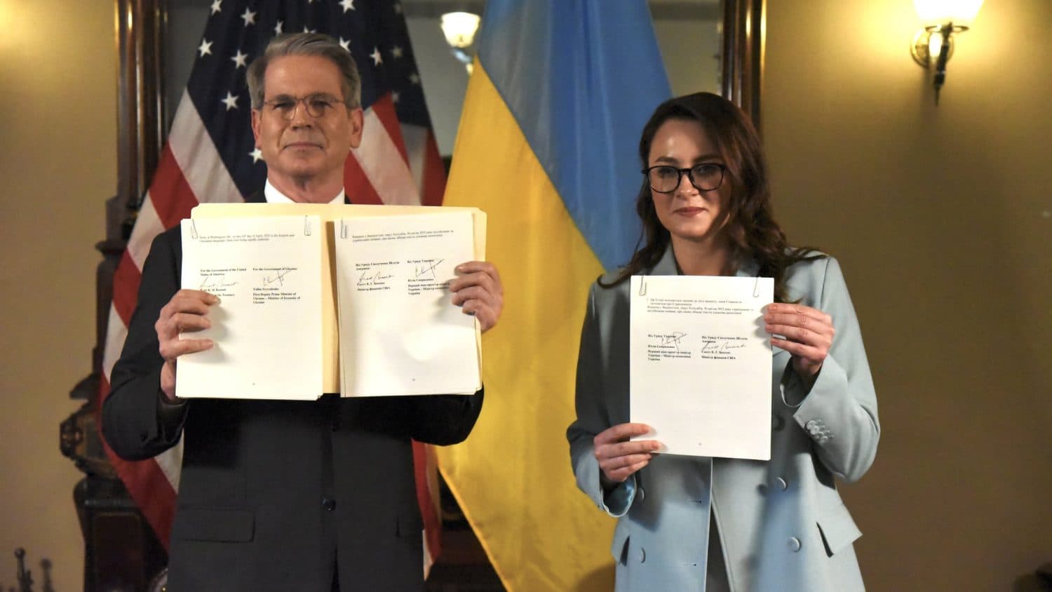 47% українців позитивно оцінюють нову угоду з США — дані КМІС