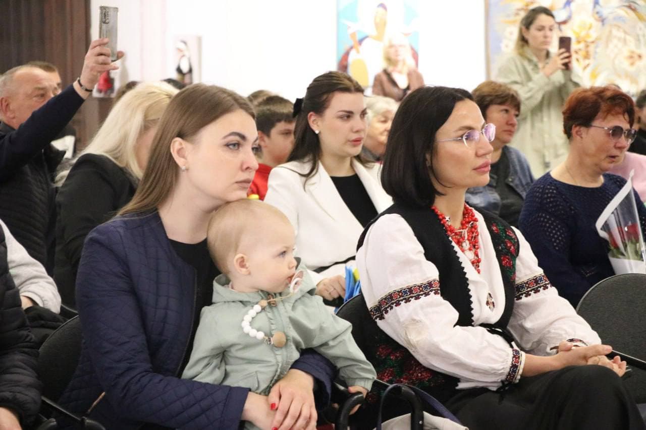 Сімʼям 33 полеглих воїнів вручили відзнаки «Захисник України — Герой міста Полтава»