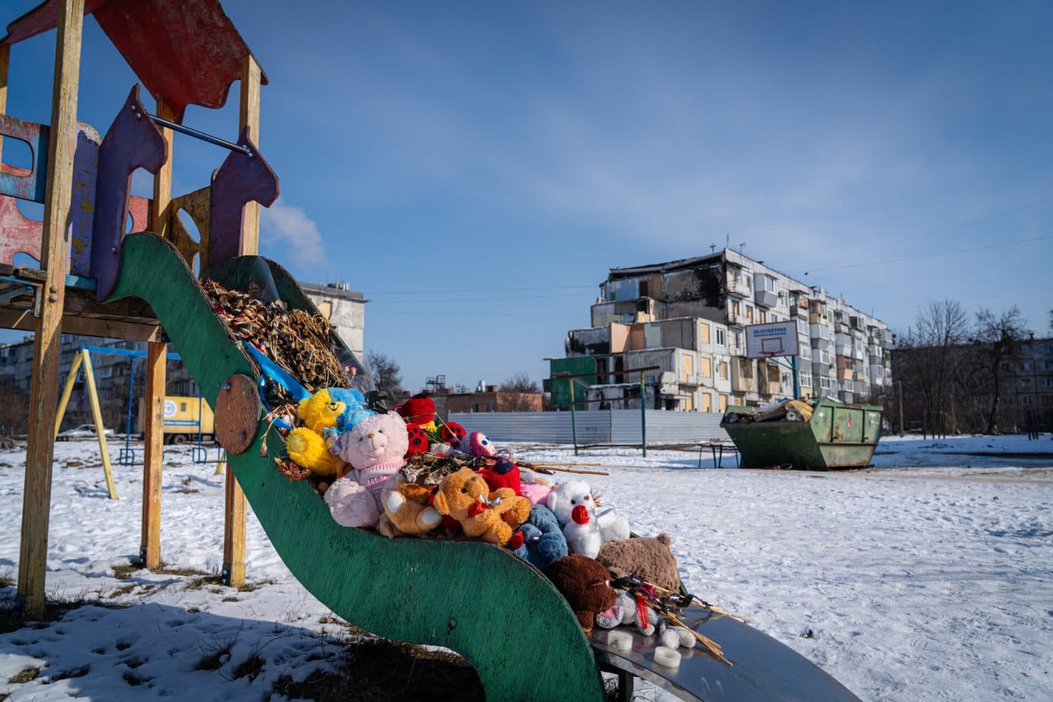 У Полтаві відремонтують дитмайданчик, який пошкодила російська ракета