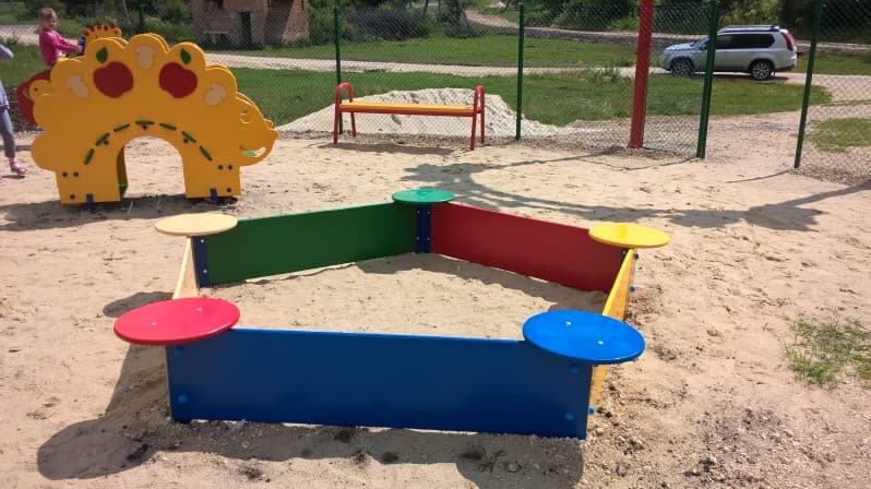У Полтаві засипали піском понад 300 дитячих майданчиків