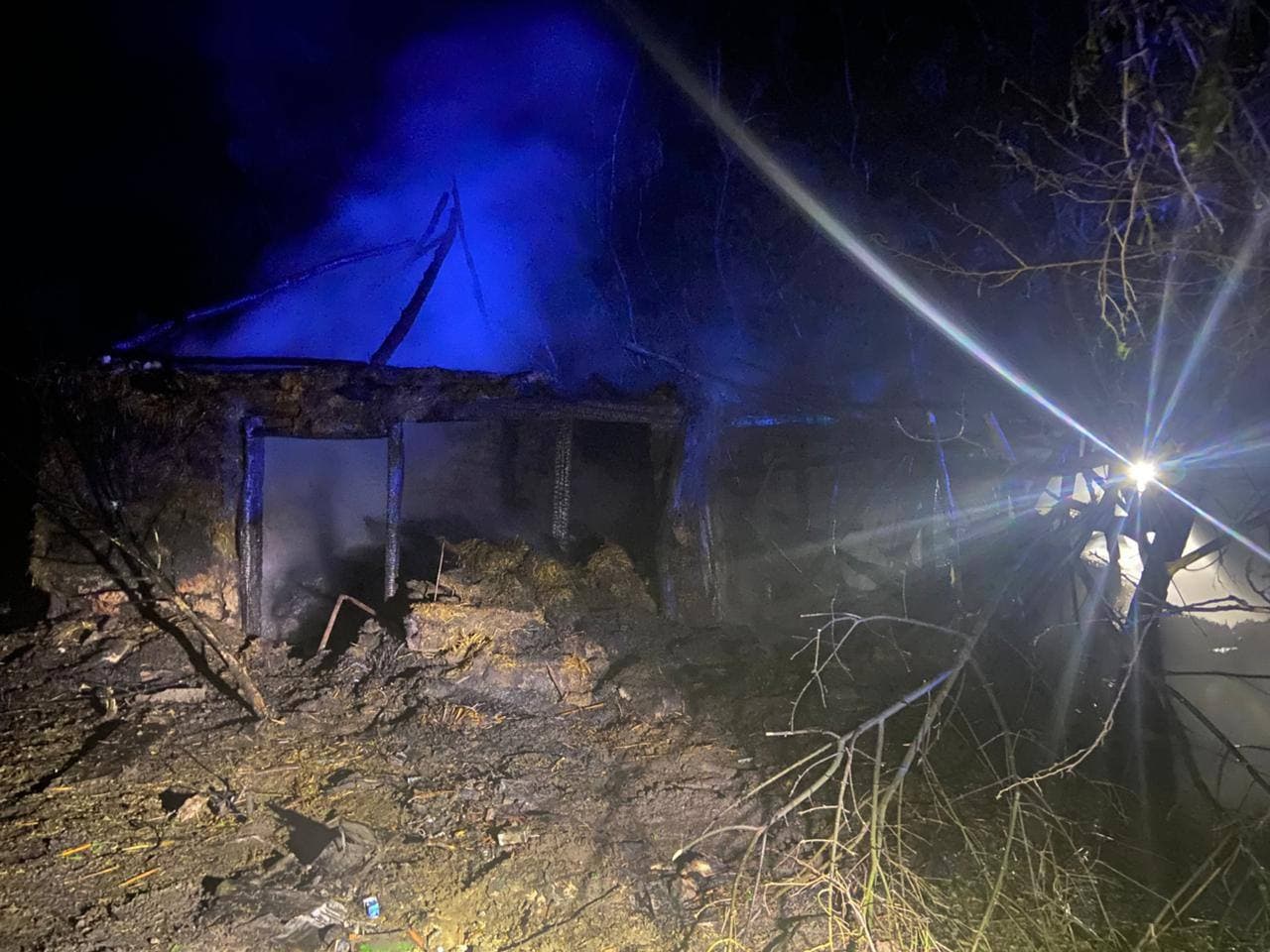 Пожежа та пошкоджений будинок: наслідки нічної атаки на Полтавщині