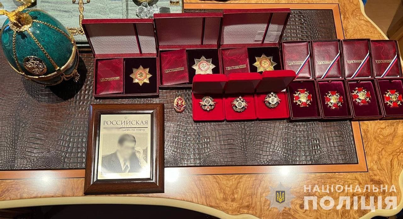 Російські нагороди, годинники та алкоголь з гербом: суд повернув майно експосадовцю з Полтави