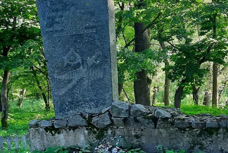На Полтавщині демонтували пам’ятники совєтським комісару і гвардійцям