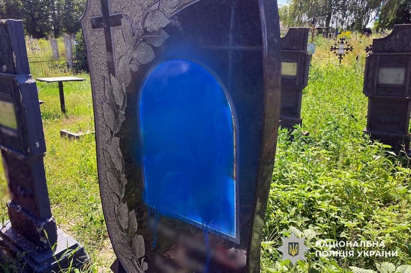 На Полтавщині невідомі облили фарбою пам'ятник на кладовищі