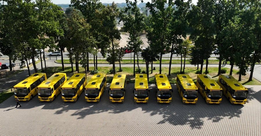 Громади Полтавщини отримали ще десять шкільних автобусів