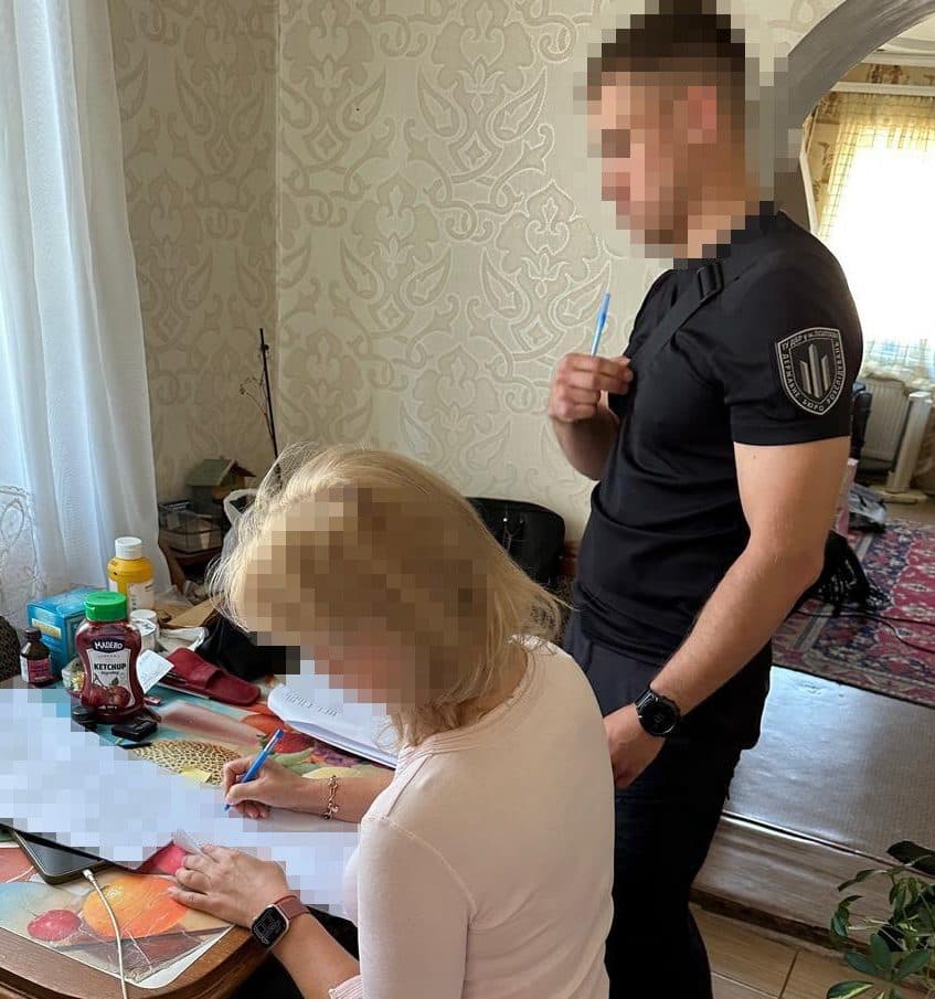 Посадовицю з Полтавщини оштрафували за поїздки на курорти замість служби