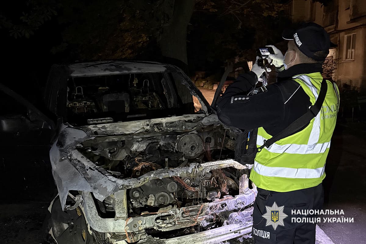 Поліція розслідує нічний підпал трьох автомобілів на Полтавщині