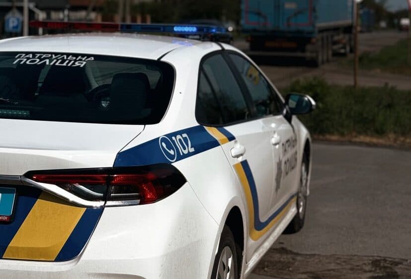 На Полтавщині оштрафували водія, який віз поліцейського на капоті