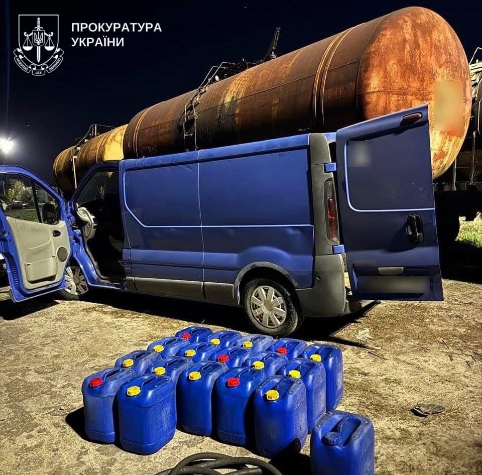На Полтавщині судитимуть 16 людей за крадіжку палива з потягів