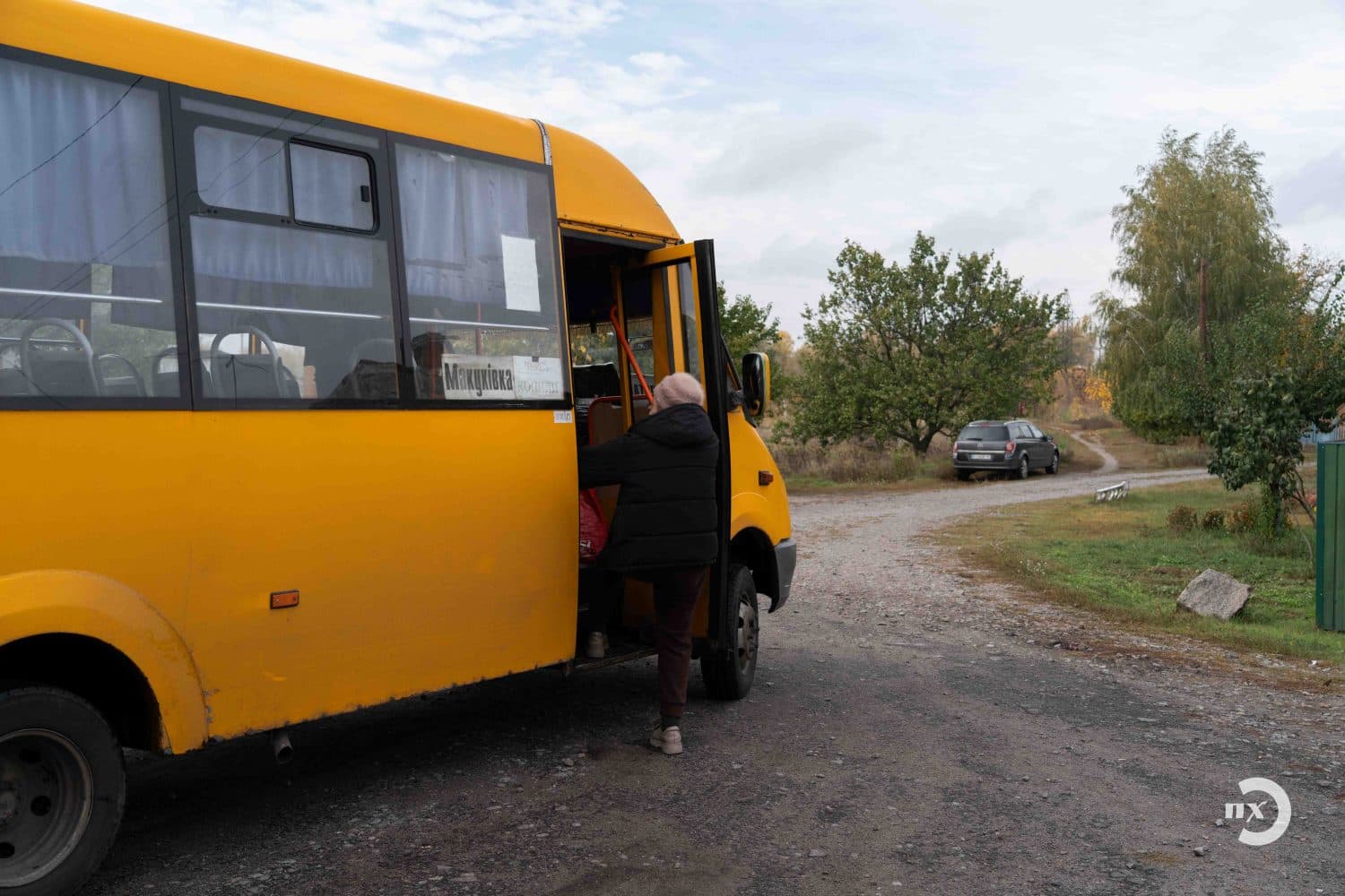 бабуся лізе у маршрутку, пасажирка в маршрутці, селянка їде в Полтаву