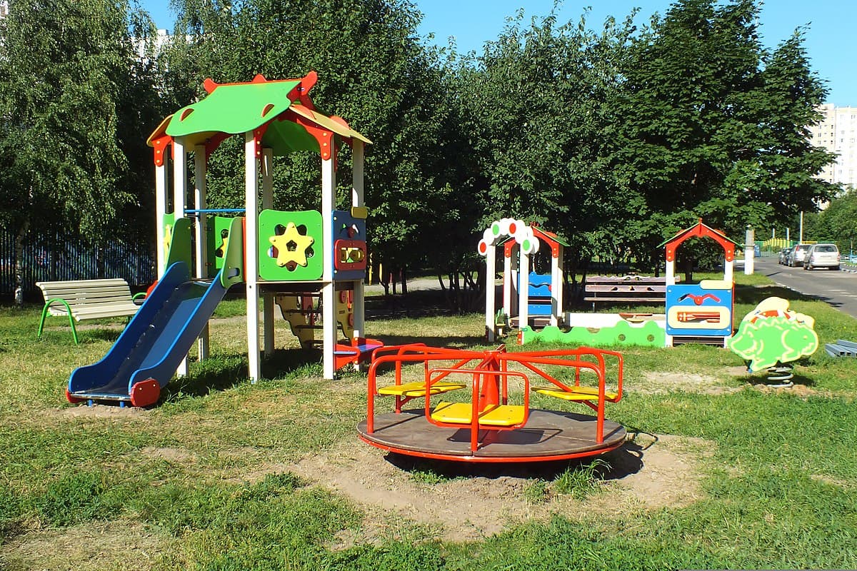 У Полтаві відремонтують два дитмайданчики за понад 300 тисяч гривень