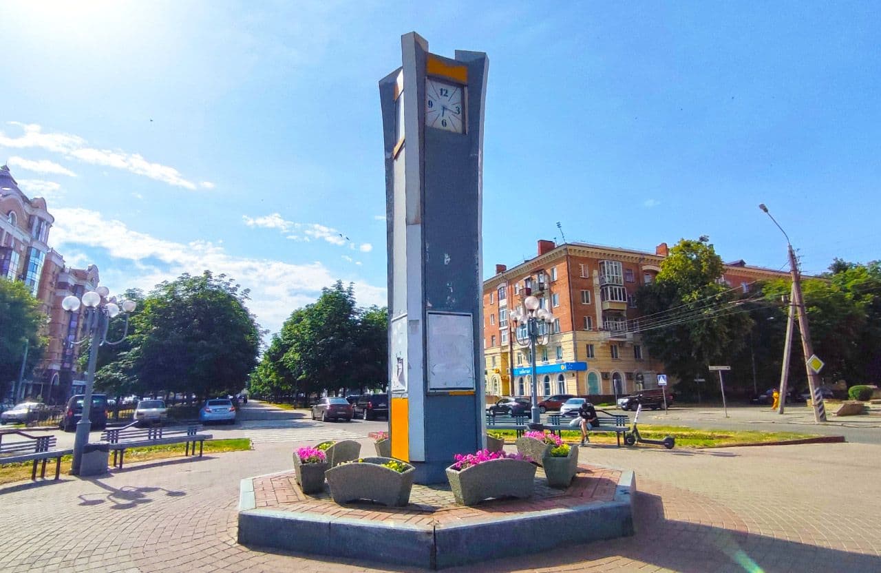У Полтаві демонтують вуличний МАФ у вигляді годинника