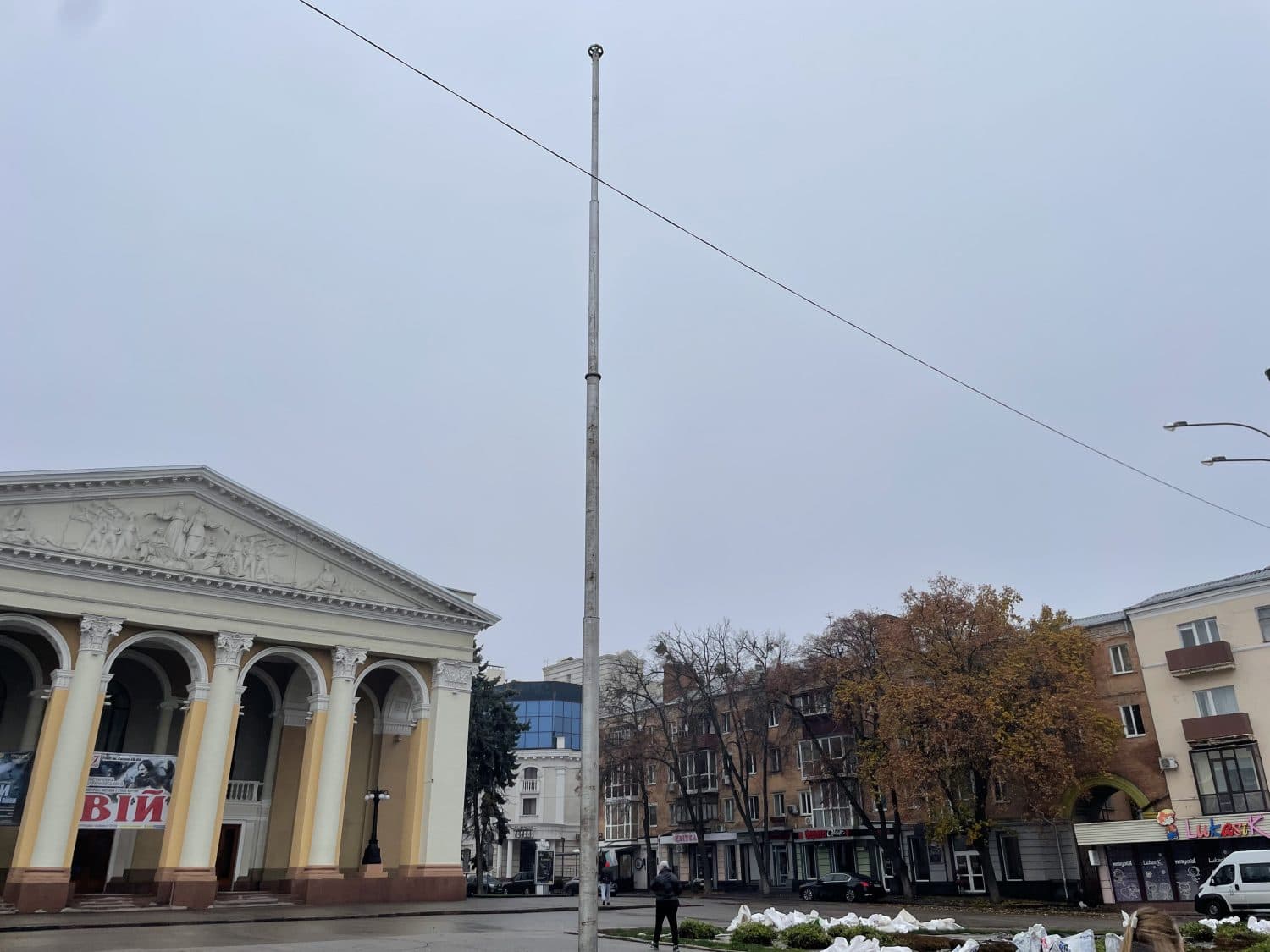 У Полтаві почали встановлювати головну ялинку (фото)