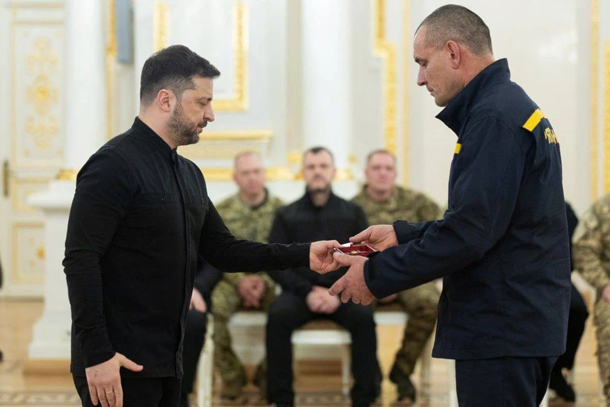Рятувальника з Полтавщини нагородили орденом за ліквідацію наслідків обстрілу