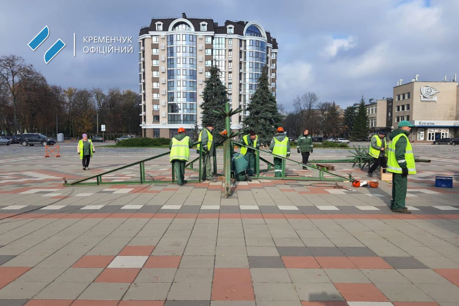 У Кременчуці встановлюють головну ялинку