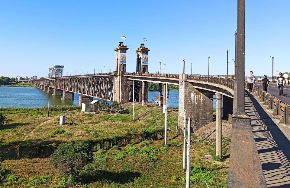 Крюківський міст на ремонті: водіїв попереджають про можливі затори