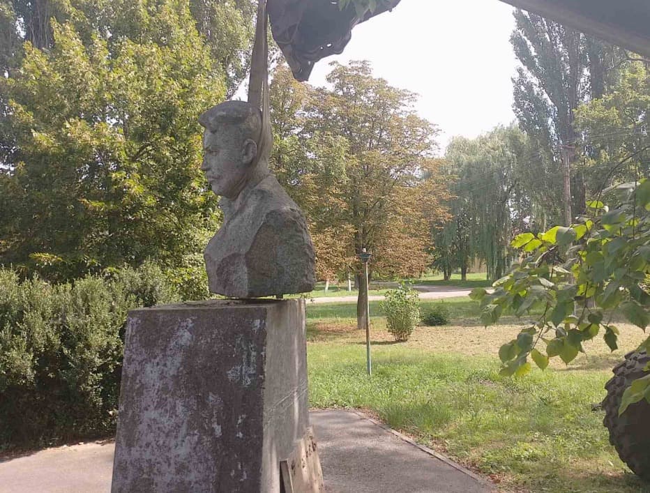 У двох громадах Полтавщини прибрали памʼятники організаторам Голодомору