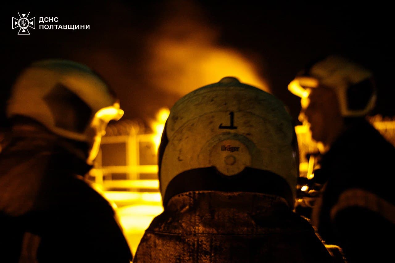 Рятувальники загасили пожежу після ворожої атаки на Полтавщині