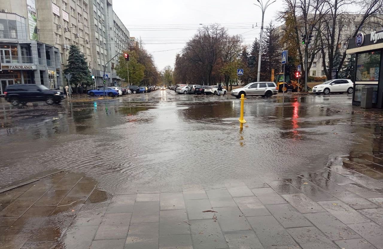 Провалля у Полтаві, яма у Полтаві, дощова каналізація
