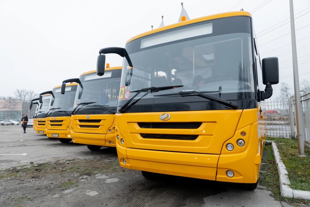 Громади Полтавщини отримали вісім шкільних автобусів