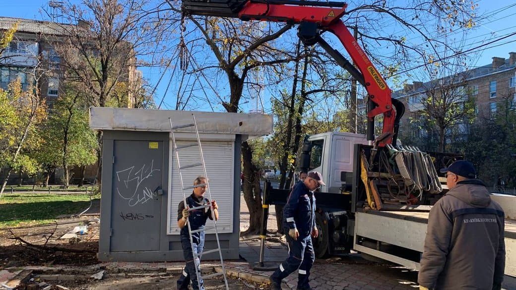 Кіоски та годинник: у Полтаві витратять 700 тисяч гривень на демонтаж конструкцій