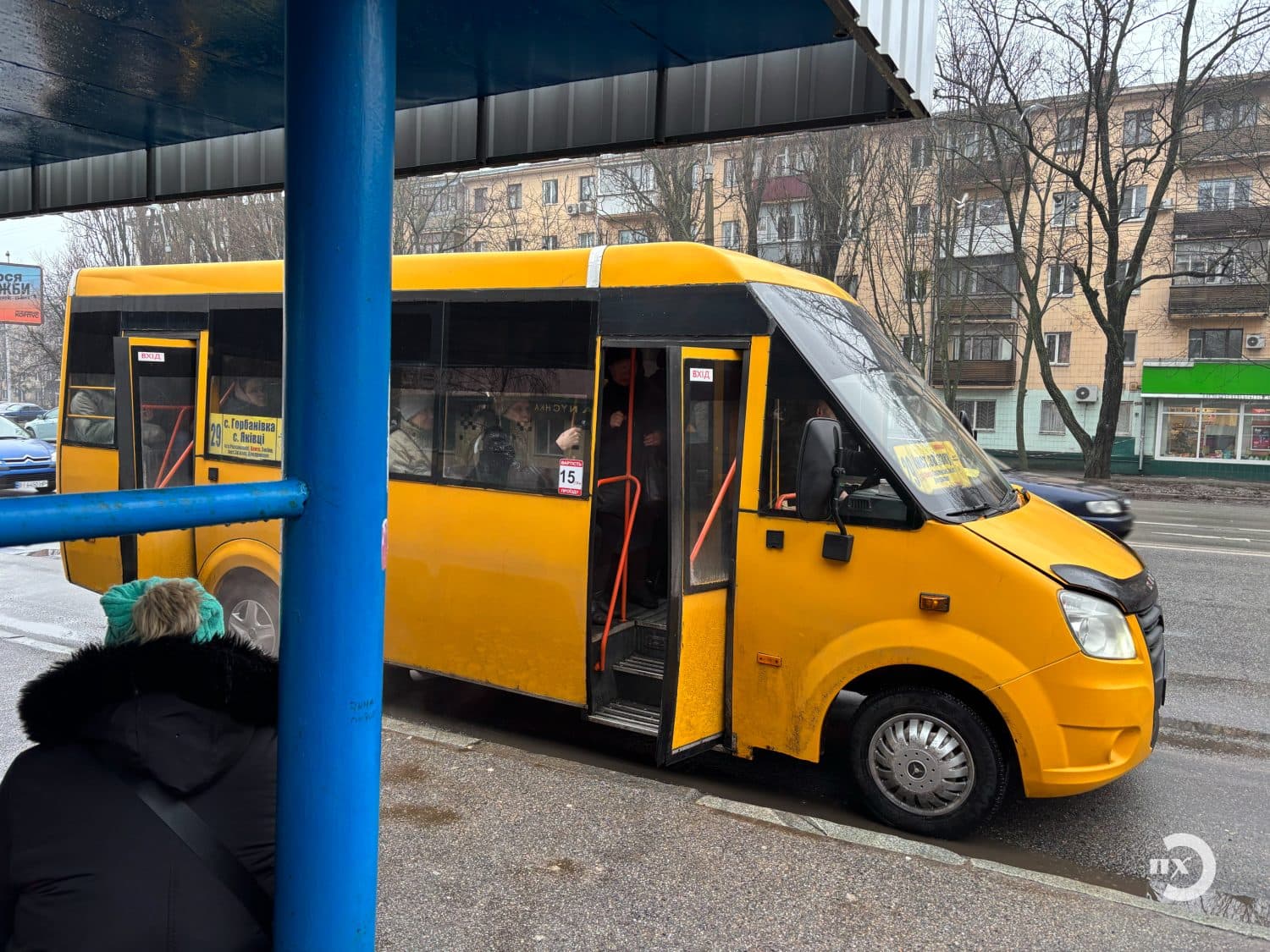Маршрутка їде у місті Полтава, Громадський транспорт у Полтаві, Полтава маршрутки, Полтава тралік, Новини Полтава, Новини Полтавщина, Полтавська хвиля, головні новини Полтави, новини, Полтава, новини про маршрутки