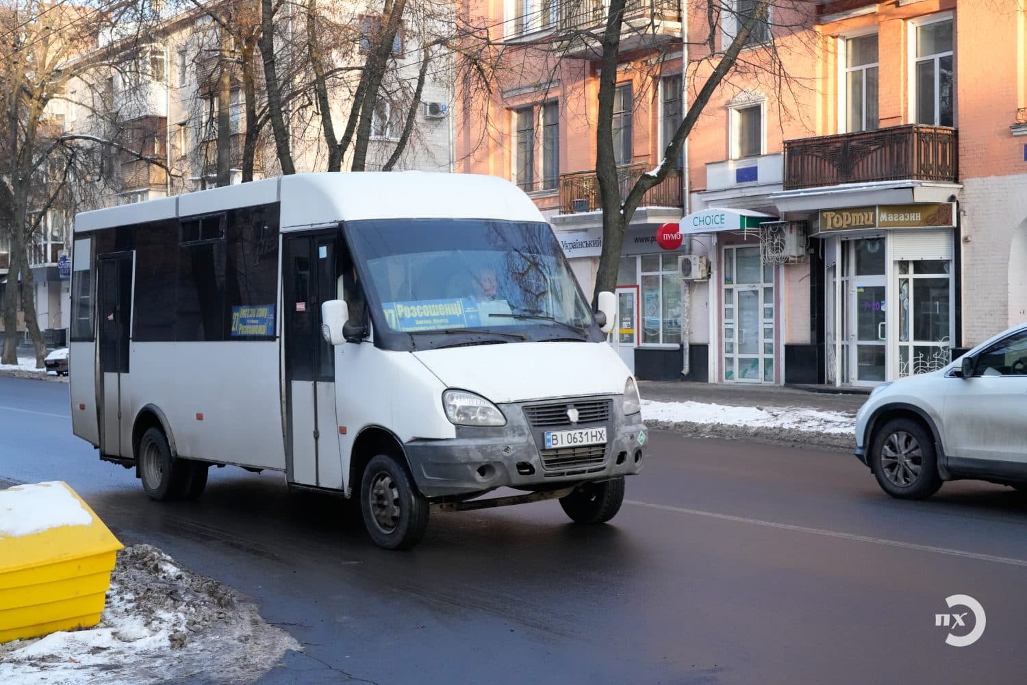 Маршрутка їде у місті Полтава, Громадський транспорт у Полтаві, Полтава маршрутки, Полтава тралік, Новини Полтава, Новини Полтавщина, Полтавська хвиля, головні новини Полтави, новини, Полтава, новини про маршрутки