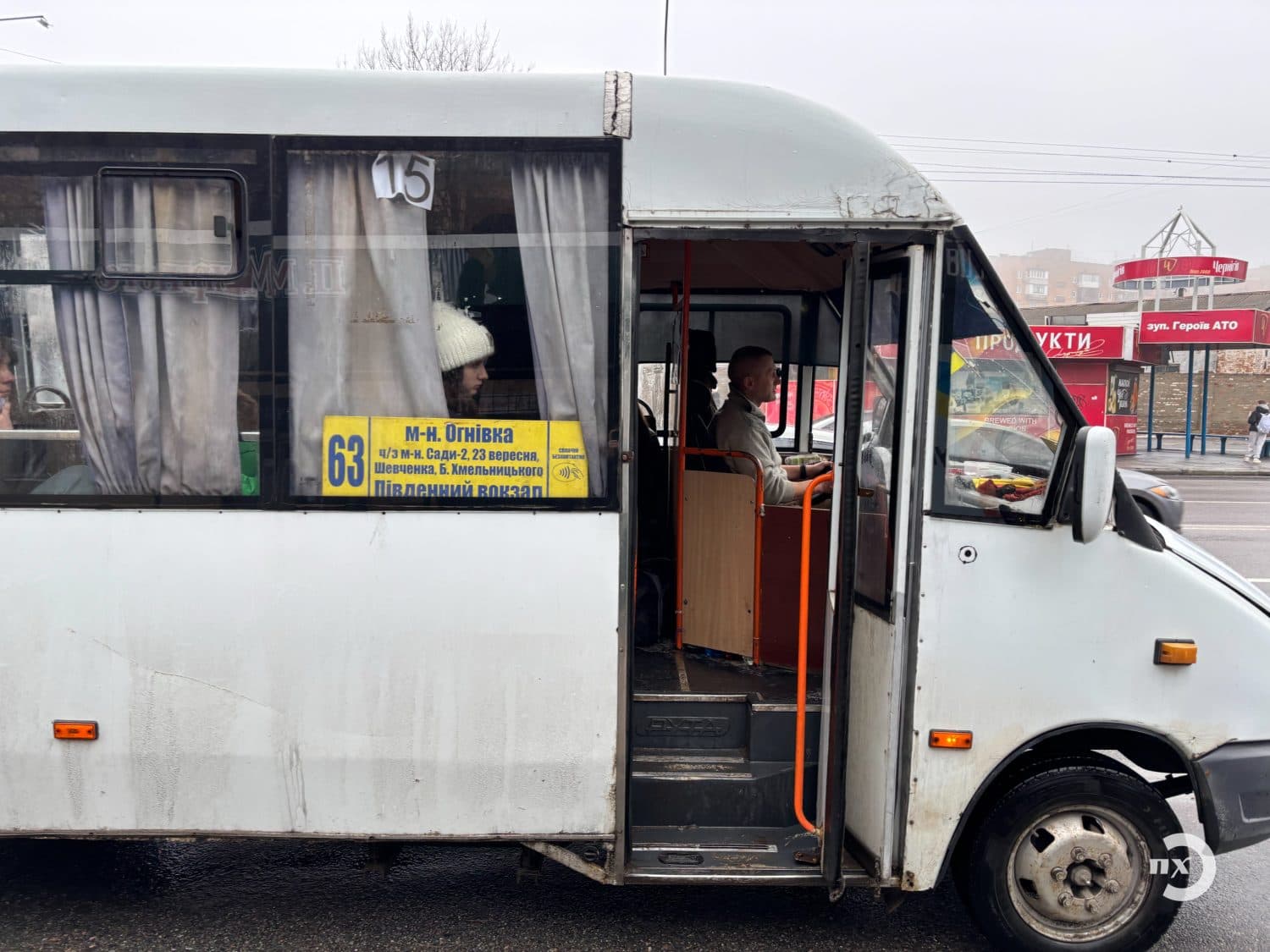 Маршрутка їде у місті Полтава, Громадський транспорт у Полтаві, Полтава маршрутки, Полтава тралік, Новини Полтава, Новини Полтавщина, Полтавська хвиля, головні новини Полтави, новини, Полтава, новини про маршрутки